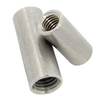 Zwei runde Edelstahl Verbindungsmuffen, die übereinander liegen, M10 x 50 mm.